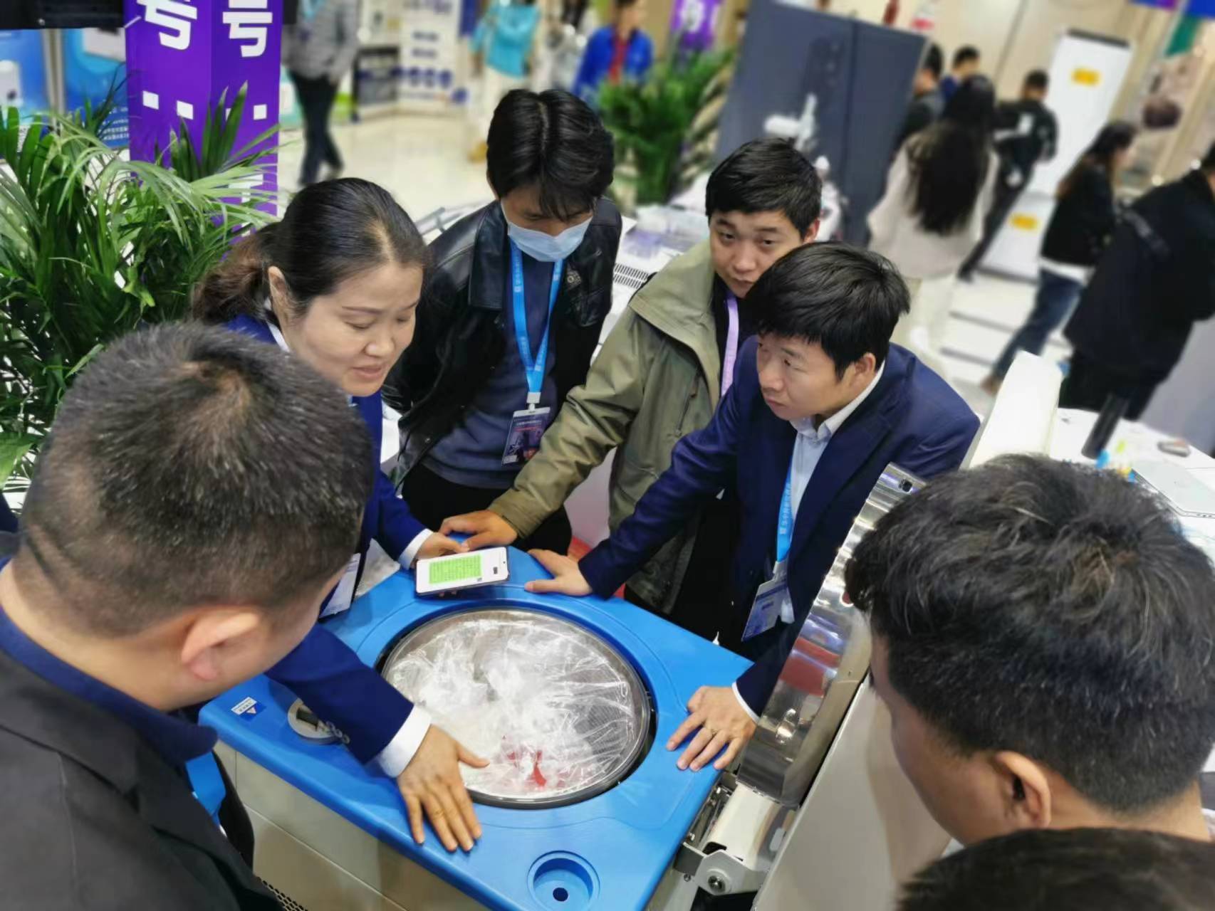 伯能儀器在第十一屆華中科教儀器與技術(shù)裝備展覽會上與用戶互動(圖1) 伯能儀器在第十一屆華中科教儀器與技術(shù)裝備展覽會上與用戶互動(圖1)