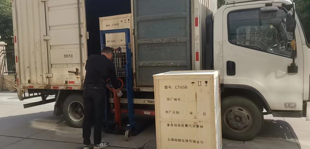 二臺CT65B自動補水型滅菌器裝車 二臺CT65B自動補水型滅菌器裝車